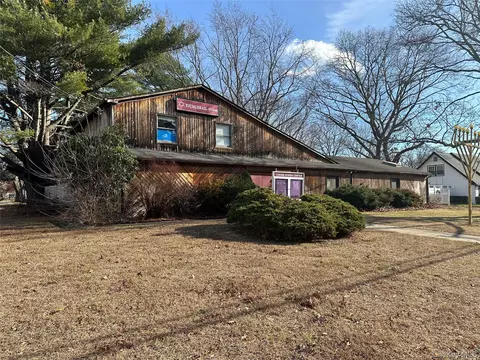 981 Old Town, Coram, NY 11727