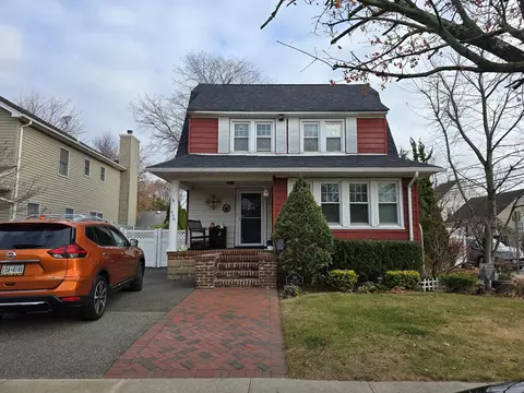 430 Silver Ln, Oceanside, NY 11572