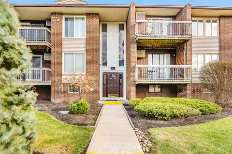 82 Country Club Ln, Pomona, NY 10970