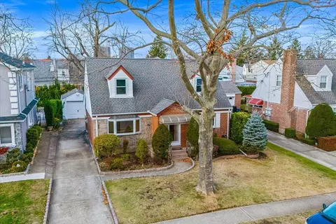 46 Leslie Ln, North Hempstead, NY 11040