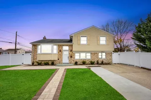 14 Palermo St, Hicksville, NY 11801