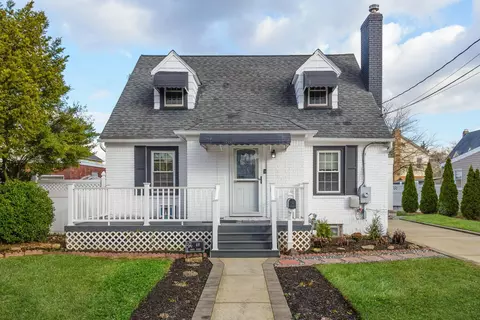 48 Queen St, Freeport, NY 11520
