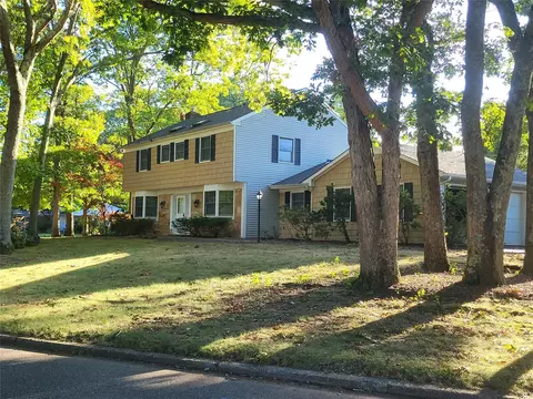 23 Bonnie Ln, Stony Brook, NY 11790