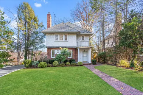 11 Fourth Rd, North Hempstead, NY 11021