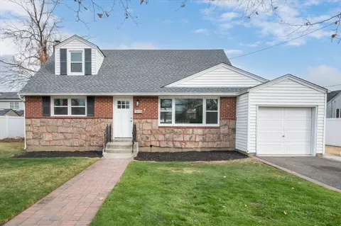 11 High St, Farmingdale, NY 11735