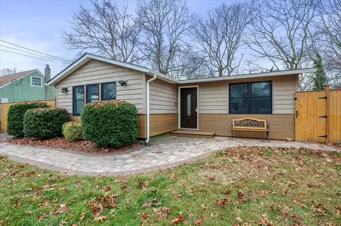 202 Lexington Rd, Shirley, NY 11967