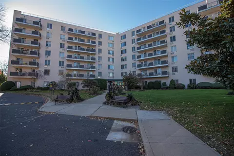 135 Post Ave #5U, North Hempstead, NY 11590