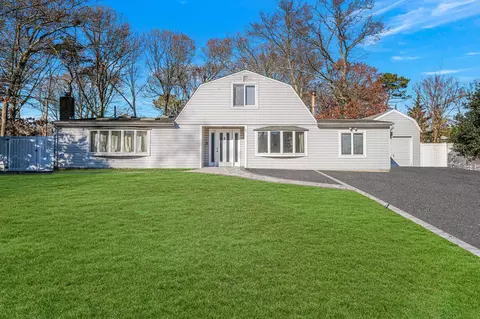 71 Lakeside Dr, Farmingville, NY 11738