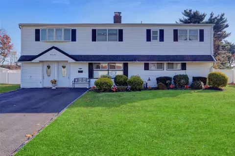 39 Springtime Ln E, Levittown, NY 11756