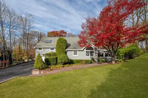 25 Maple Hill Rd, Huntington, NY 11743