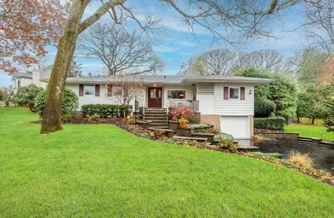 2 Landing Ln, Port Jefferson, NY 11777