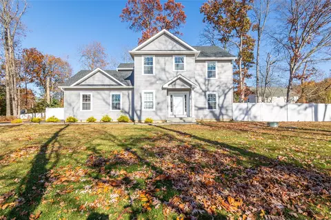 11 Harborview Ave, Brookhaven, NY 11777