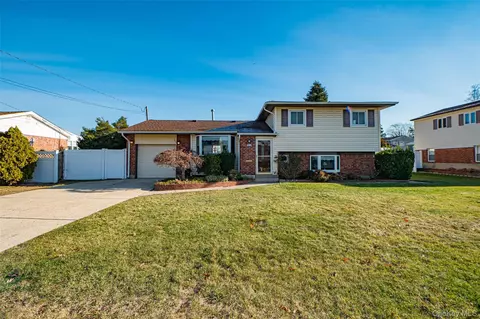 305 W 20th St, Deer Park, NY 11729