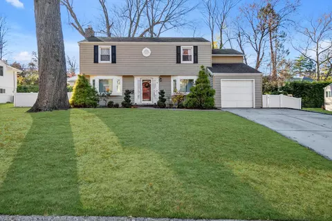 8 Oaks Hunt Rd, North Hempstead, NY 11020