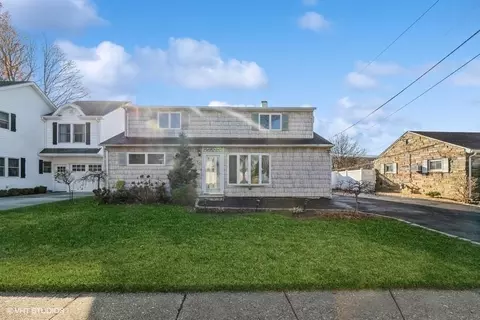 10 Reading Ln, Bethpage, NY 11714