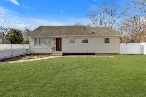 556 Macdonald Ave, Bellport, NY 11713