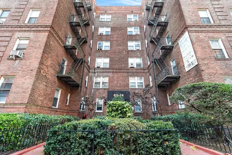 65-74 Saunders St #2B, Rego Park, NY 11374