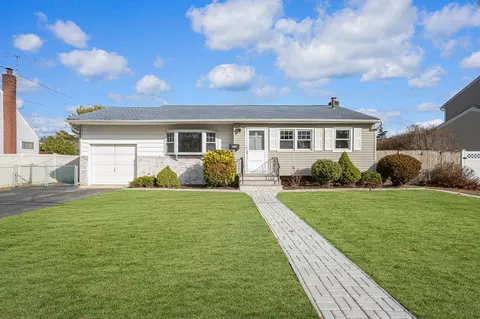 380 N Greene Ave, Lindenhurst, NY 11757