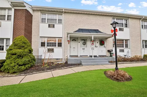 4726 Wilshire Ln #4726, Oakdale, NY 11769