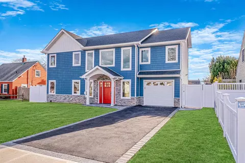 72 Crescent Ln, Levittown, NY 11756