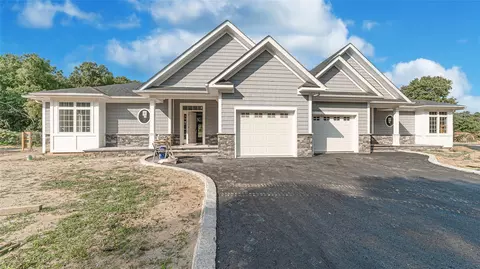 10 Primrose Ln #10, Islandia, NY 11749