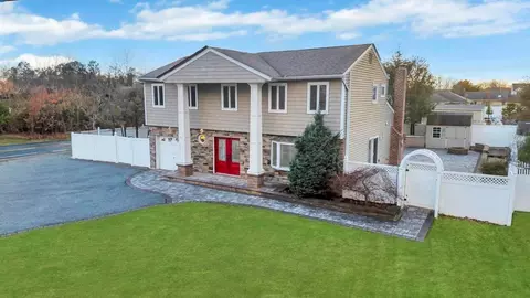 4 Roe St, Melville, NY 11747