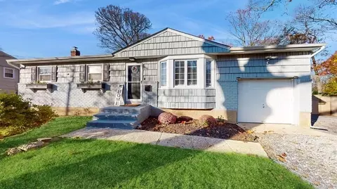 510 Old Post Rd, Port Jefferson, NY 11777