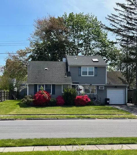 16 Cheryl Ln, North Babylon, NY 11703
