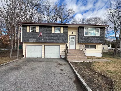 85 Ridge Ave, Central Islip, NY 11722
