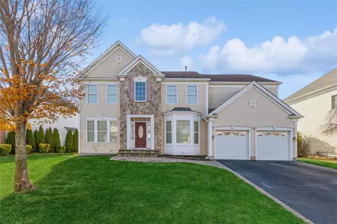 9 Parklands Ct, Mount Sinai, NY 11766