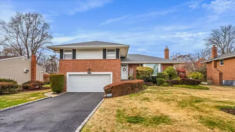 6 Orient Ct, North Hempstead, NY 11590