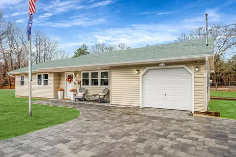 16 Pleasant View Rd, Ridge, NY 11961