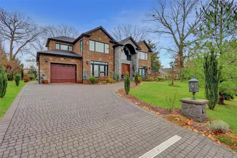 112 Schoolhouse Ln, North Hempstead, NY 11577
