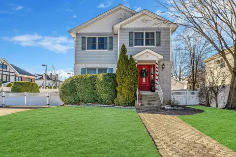 12 Barwick St, North Hempstead, NY 11001