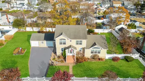 748 S 5th St, Lindenhurst, NY 11757