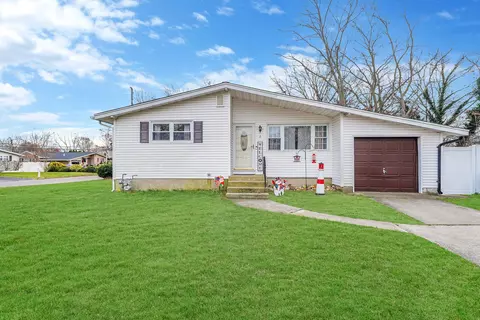 2 Sutton Ln, Port Jefferson Station, NY 11776