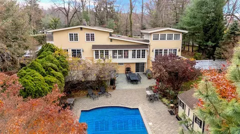 605 Bryant Ave, North Hempstead, NY 11576