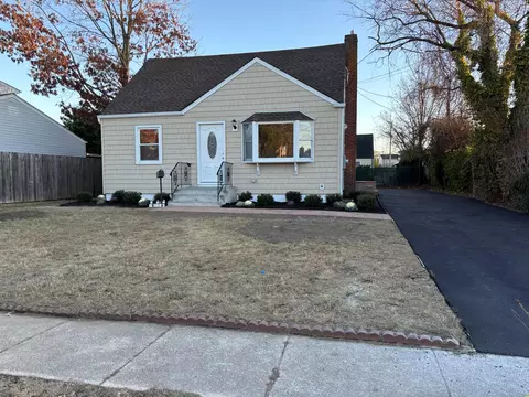 308 Pleasantview Ct, Copiague, NY 11726