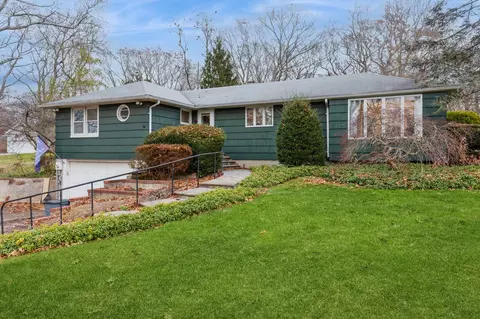 224 Church Ln, Riverhead, NY 11901