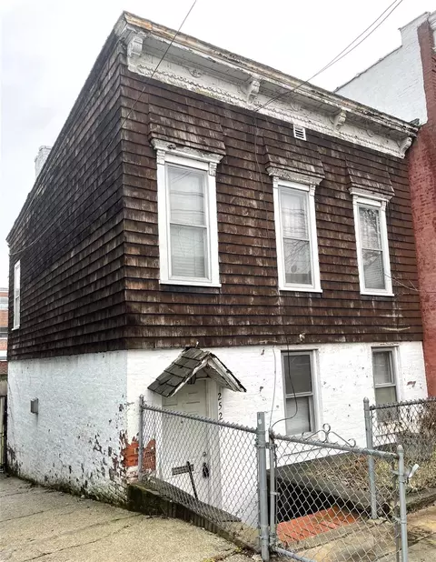 2521 46th St, New York, NY 11103