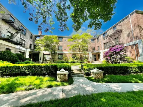 46 Terrace Cir #1F, North Hempstead, NY 11021