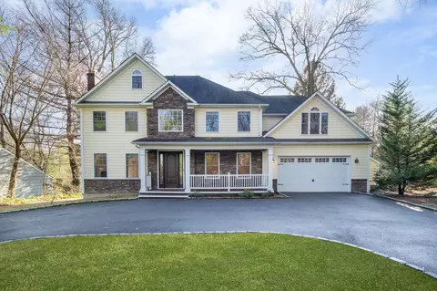 10 Huntington Rd, Huntington, NY 11743