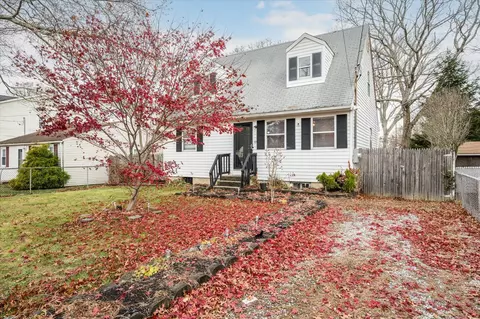 101 Robinwood Robinwood Dr, Mastic Beach, NY 11951