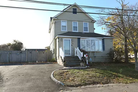 651 Madison Ave, Lindenhurst, NY 11757