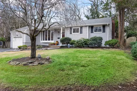 24 Laurel Dr, Port Jefferson, NY 11777