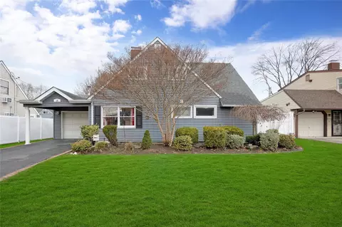 18 Ribbon Ln, Wantagh, NY 11793
