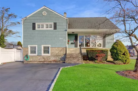 34 Noble St, North Babylon, NY 11703