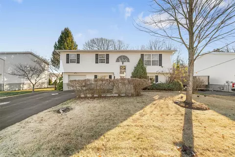7 Ted Miller Dr, Maybrook, NY 12543