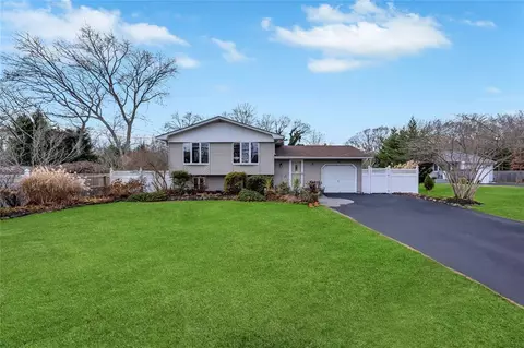 28 Public Rd, Hauppauge, NY 11788