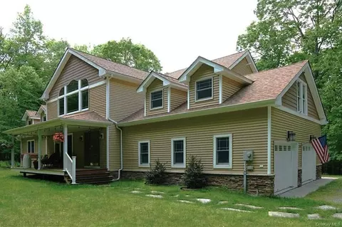 9 Browning Blvd, Highland, NY 12719